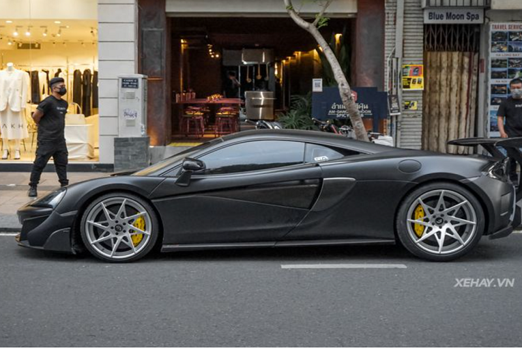 Lúc mới về nước, McLaren 570S có giá bán khoảng 12 tỷ đồng, nhưng không rõ hiện giá trị xe là bao nhiêu sau khi có thêm quá nhiều "đồ chơi" như vậy.