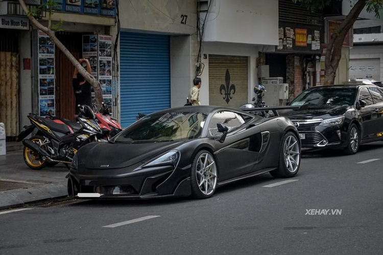 Cả Việt Nam chỉ có khoảng 3 chiếc siêu xe McLaren 570S và có lẽ đây cũng là chiếc có diện mạo ấn tượng nhất nhờ được độ gói bodykit Vorsteiner 570-VX siêu cá tính.