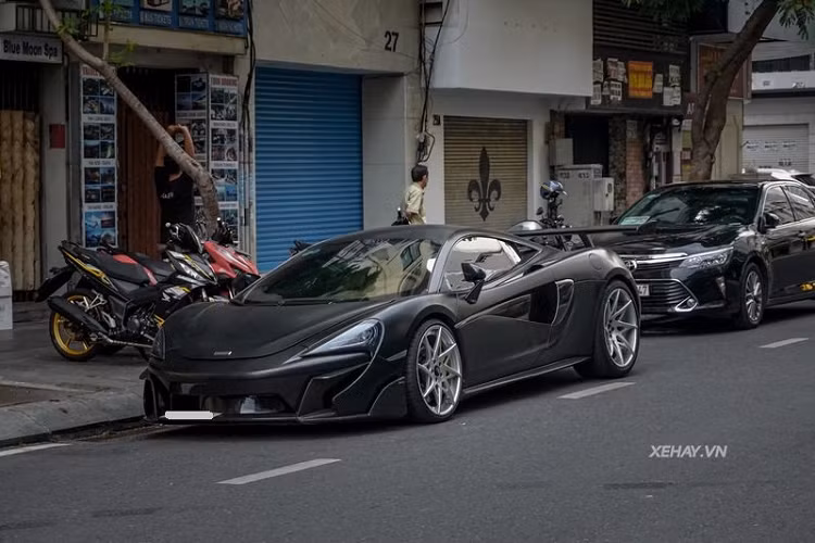 Cả Việt Nam chỉ có khoảng 3 chiếc siêu xe McLaren 570S và có lẽ đây cũng là chiếc có diện mạo ấn tượng nhất nhờ được độ gói bodykit Vorsteiner 570-VX siêu cá tính.