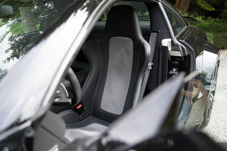 Mercedes-Benz SL65 AMG Black Series được sản xuất giới hạn chỉ 350 chiếc trên toàn thế giới. Chiếc xe được rao bán có ODO chỉ 5.156 km, còn đầy đủ giấy xác nhận chủ sở hữu, chìa khóa dự phòng và lịch sử xe. 