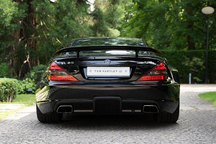 Mẫu coupe hiệu suất cao này được áp dụng nhiều biện pháp giảm khối lượng như sử dụng vật liệu nhẹ, cánh gió sau bằng sợi carbon. 