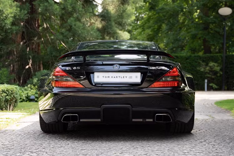 Mẫu coupe hiệu suất cao này được áp dụng nhiều biện pháp giảm khối lượng như sử dụng vật liệu nhẹ, cánh gió sau bằng sợi carbon. 