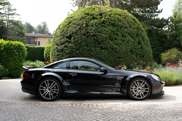 So với SL65 tiêu chuẩn, bộ tăng áp của Black Series lớn hơn, ECU được tinh chỉnh, hệ thống ổng xả được nâng cấp và khả năng lấy gió tốt hơn. 