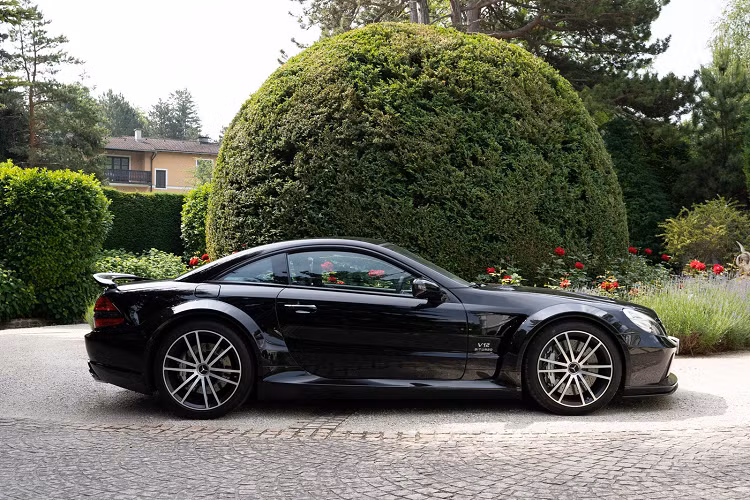 So với SL65 tiêu chuẩn, bộ tăng áp của Black Series lớn hơn, ECU được tinh chỉnh, hệ thống ổng xả được nâng cấp và khả năng lấy gió tốt hơn. 