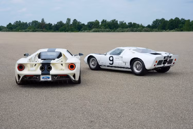 Phiên bản đầy ý nghĩa này được mang tên Ford GT 64 Prototype Heritage Edition 2021 mới và cũng đồng thời là phiên bản Heritage cuối cùng của dòng Ford GT thế hệ mới. Mẫu xe được lấy cảm hứng từ chiếc Ford GT40 Prototype từng được trưng bày tại Triển lãm ô tô quốc tế New York vào ngày 3 tháng 4 năm 1964 và chính dòng xe này đã trở thành dòng xe đua từng chiến thắng giải Le Mans duy nhất của Mỹ thời bấy giờ.