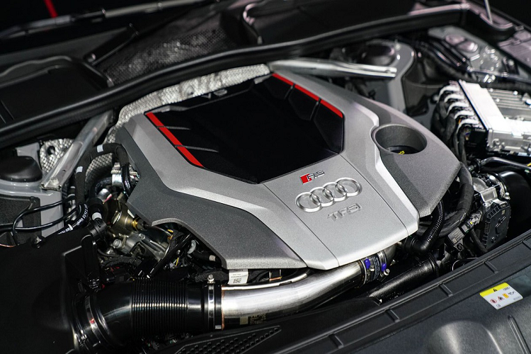 Sức mạnh của Audi RS5 Coupe quattro đến từ động cơ xăng V6 2.9L tăng áp, hộp số tự động Tiptronic 8 cấp và hệ dẫn động 4 bánh toàn thời gian. Khối động cơ này có công suất 450 mã lực và mô-men xoắn 600 Nm, khả năng tăng tốc 0-100 km/h trong 3,9 giây.