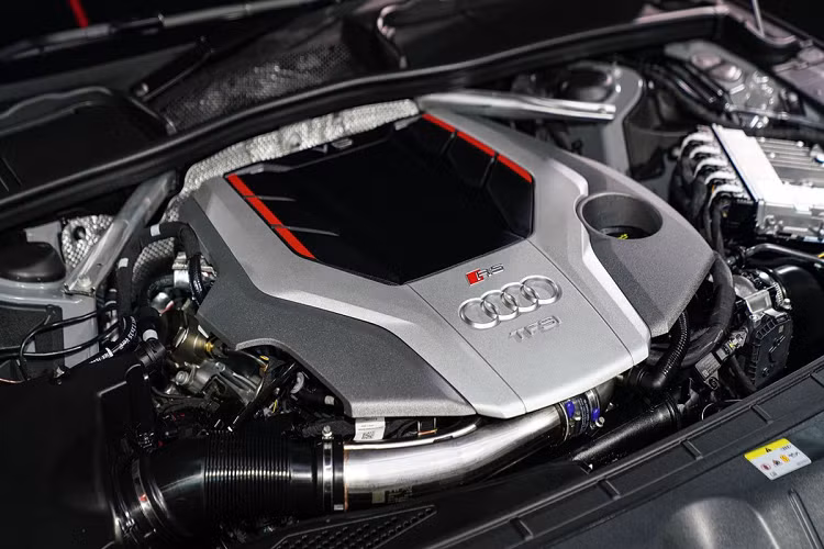 Sức mạnh của Audi RS5 Coupe quattro đến từ động cơ xăng V6 2.9L tăng áp, hộp số tự động Tiptronic 8 cấp và hệ dẫn động 4 bánh toàn thời gian. Khối động cơ này có công suất 450 mã lực và mô-men xoắn 600 Nm, khả năng tăng tốc 0-100 km/h trong 3,9 giây.