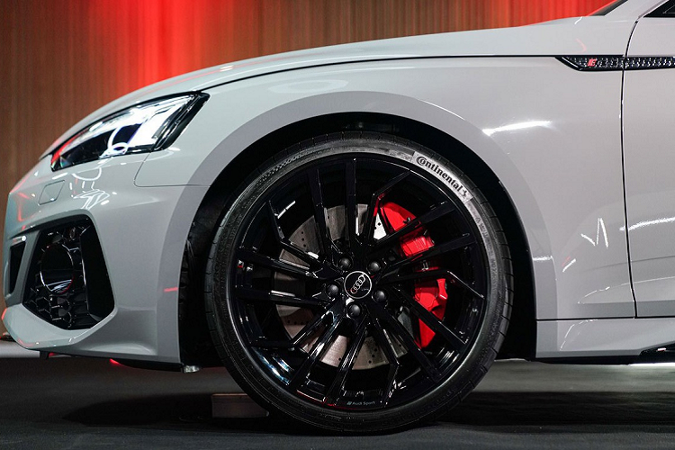 Audi RS5 Coupe thế hệ mới được bổ sung thêm 2 chế độ lái là RS1 và RS2, người lái có thể thiết lập theo sở thích cá nhân và kích hoạt thông qua nút RS MODE trên vô lăng. Dự đoán, mẫu xe hiệu suất cao này khó về Việt Nam bởi khá kén khách.