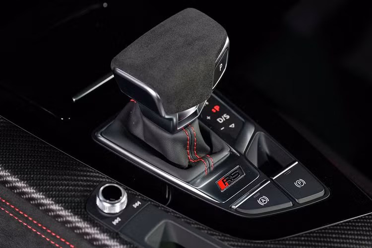 Hệ thống thông tin giải trí MMI Navigation plus thế hệ thứ 3, màn hình cảm ứng trung tâm 10,1 inch, có thêm chức năng đo lực G khi tăng hoặc giảm tốc. Hệ thống điều hòa 3 vùng và dàn âm thanh vòm Bang &amp; Olufsen 3D với 19 loa chất lượng cao, công suất 755 W.