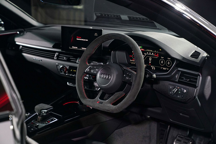 Những cải tiến bên trong nội thất gồm hệ điều hành mới, các nút chức năng ở dạng cảm ứng trên màn hình thay vì nút vật lý, điều này làm tăng tính thể thao và hiện đại trong cabin. Vô lăng được bọc da lộn Alcantara, trong khi ghế được bọc da Nappa màu đen và chỉ khâu màu đỏ tương phản.