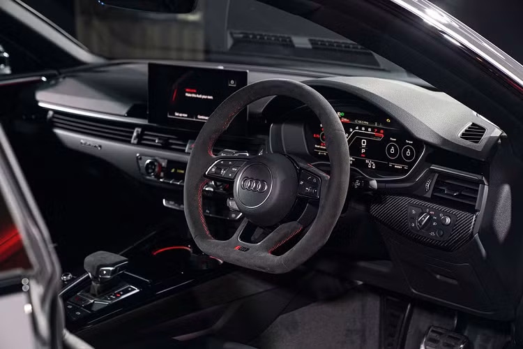 Những cải tiến bên trong nội thất gồm hệ điều hành mới, các nút chức năng ở dạng cảm ứng trên màn hình thay vì nút vật lý, điều này làm tăng tính thể thao và hiện đại trong cabin. Vô lăng được bọc da lộn Alcantara, trong khi ghế được bọc da Nappa màu đen và chỉ khâu màu đỏ tương phản.