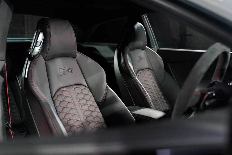 Ghế còn có chức năng massage, dây an toàn màu đen có viền đỏ. Audi RS5 Coupe còn được trang bị buồng lái ảo Audi Virtual Cockpit, màn hình hiển thị kính lái HUD, đồng hồ dạng kỹ thuật số với màn hình 12,3 inch độ phân giải cao, có thể điều chỉnh hiển thị dạng 3D.