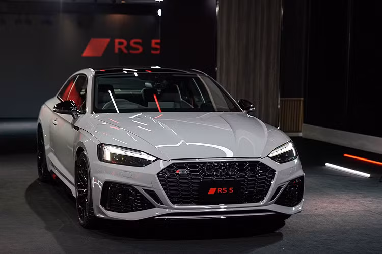 Audi Thái Lan vừa cho ra mắt mẫu xe hiệu suất cao Audi RS5 Coupe quattro 2021 thế hệ thứ 5. Xe có giá bán khởi điểm 5,99 triệu baht, tương đương 196.065 USD (khoảng hơn 4,6 tỷ đồng).