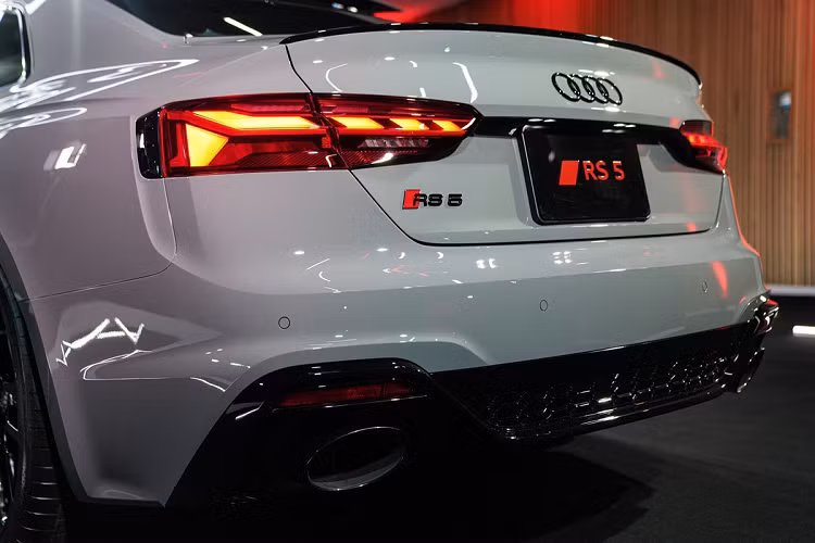 Các vòm bánh xe cũng được mở rộng lên 15 mm, bộ mâm hợp kim màu đen 20 inch có thiết kế kiểu EVO. Nổi bật bên trong là kẹp phanh màu đỏ với huy hiệu RS. Ở phía sau, bộ khuếch tán cũng được làm mới. Logo Audi cả trước và sau xe đều được sơn màu đen.