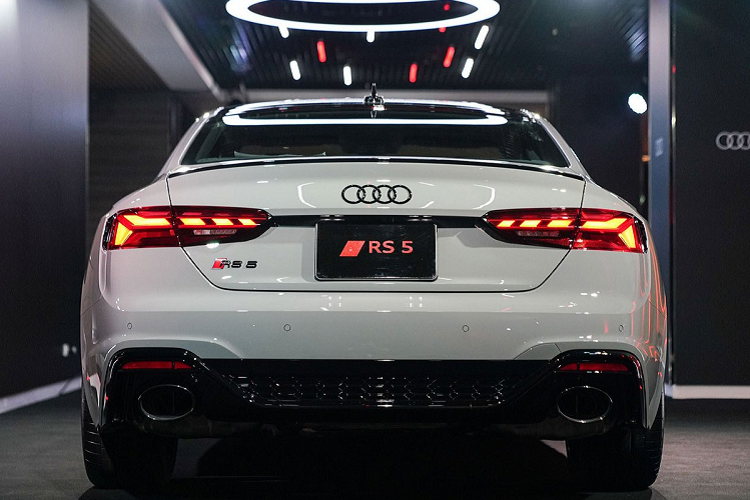 Audi RS5 Coupe quattro được trang bị tiêu chuẩn hệ thống đèn pha Matrix LED tự động điều chỉnh độ sáng tùy vào điều kiện lái. Đèn báo rẽ có họa tiết bắt mắt hơn. Xe còn có cửa sổ trời toàn cảnh, các chi tiết ốp ngoại thất được sơn màu đen kim loại, cánh gió thể thao phía sau và hệ thống treo RS Sport.
