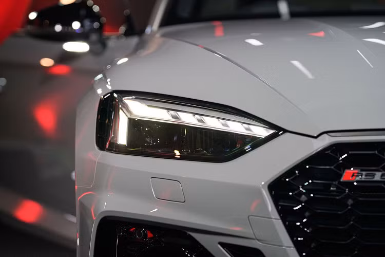 Mẫu xe hiệu suất cao Audi RS 5 Coupe quattro 2021 có thiết kế hoàn toàn mới, lưới tản nhiệt khung đơn được nới rộng, các khe hút gió được tái thiết kế tương tự mẫu Audi Sport quattro phiên bản 1984 cổ điển.