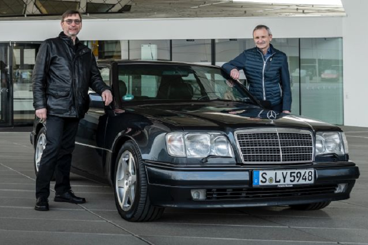 Trong số nhiều phiên bản E-Class W124 ra mắt tại thời điểm đó, có một mẫu xe vô cùng đặc biệt mang tên xe sang Mercedes-Benz 500 E. Đây là sản phẩm hiếm hoi ra đời bởi sự hợp tác giữa 2 hãng xe Đức hàng đầu: Mercedes-Benz và Porsche.