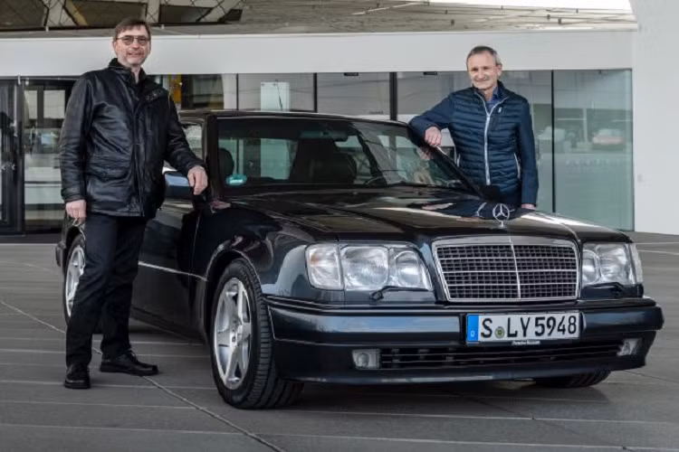 Trong số nhiều phiên bản E-Class W124 ra mắt tại thời điểm đó, có một mẫu xe vô cùng đặc biệt mang tên xe sang Mercedes-Benz 500 E. Đây là sản phẩm hiếm hoi ra đời bởi sự hợp tác giữa 2 hãng xe Đức hàng đầu: Mercedes-Benz và Porsche.