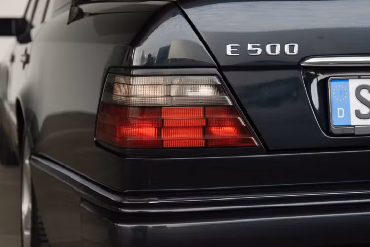 Trong khi đó, Mercedes-Benz lại không thể đưa một mô hình nào khác vào dây chuyền sản xuất tại Sindelfingen của mình vì nhà máy quá nhỏ. Vì vậy thuê ngoài là lựa chọn khả thi duy nhất. Và Porsche là hãng xe vô cùng phù hợp để "nhờ cậy", khi nhà sản xuất ôtô đang gặp khủng hoảng và nhà máy của họ không được sử dụng hết công suất