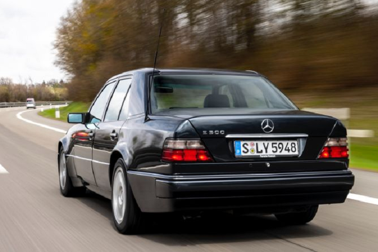 Mercedes-Benz 500 E đã hơn 30 năm tuổi và trở thành một mẫu xe cổ biểu tượng. Để mừng cột mốc thời gian này, Porsche đã mời Michael Hölscher, cựu Giám đốc Dự án Phát triển cho 500 E và Michael Mönig (Quản lý Prototype) để "ôn lại kỷ niệm xưa" bên mẫu 500 E.