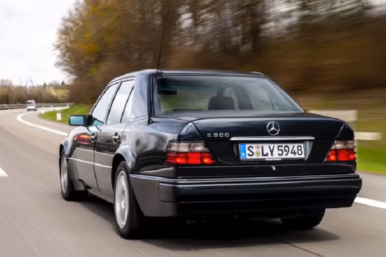 Mercedes-Benz 500 E đã hơn 30 năm tuổi và trở thành một mẫu xe cổ biểu tượng. Để mừng cột mốc thời gian này, Porsche đã mời Michael Hölscher, cựu Giám đốc Dự án Phát triển cho 500 E và Michael Mönig (Quản lý Prototype) để "ôn lại kỷ niệm xưa" bên mẫu 500 E.