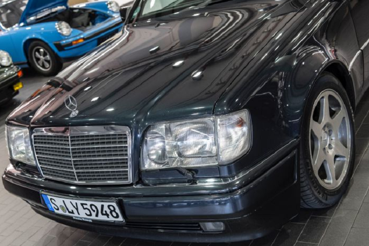 Khi kết hợp với hộp số tự động 4 cấp, chiếc xe có thể tăng tốc từ 0 đến 100 km/h trong 6,1 giây. Tốc độ tối đa theo giới hạn điện tử là 250 km/h - một con số đáng kinh ngạc tại thời điểm đó.