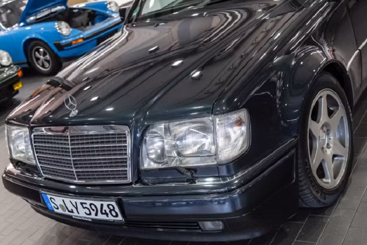 Khi kết hợp với hộp số tự động 4 cấp, chiếc xe có thể tăng tốc từ 0 đến 100 km/h trong 6,1 giây. Tốc độ tối đa theo giới hạn điện tử là 250 km/h - một con số đáng kinh ngạc tại thời điểm đó.