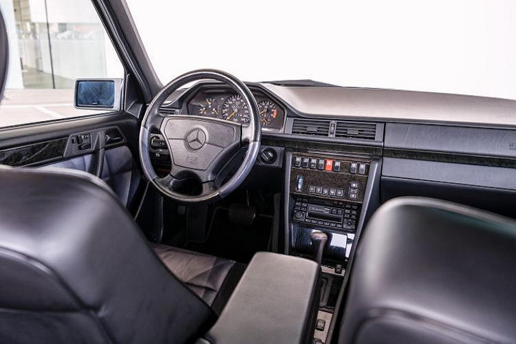 Vì vậy, từ năm 1990 trở đi, Porsche bắt đầu sản xuất 500 E tại nhà máy Reutter ở Zuffenhausen. Khi bắt đầu sản xuất, Porsche chỉ sản xuất 10 xe mỗi ngày. Nhưng con số này đã nhanh chóng tăng lên 20 chiếc/ngày do nhu cầu về mẫu xe này tăng mạnh.