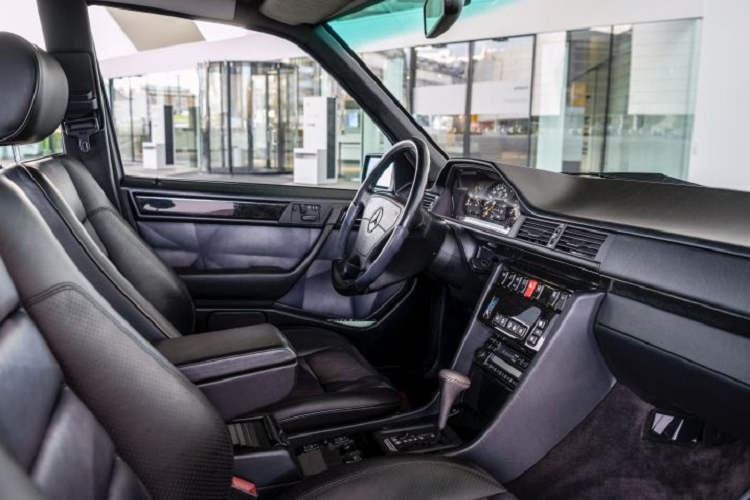 Đặc biệt, 14 chiếc 500 E đầu tiên đều được chế tạo thủ công, trước khi hãng bắt đầu sản xuất hàng loạt trên dây chuyền. Porsche đóng góp 90% trách nhiệm cho quá trình phát triển của 500 E, đồng thời giám sát hoàn toàn việc lắp ráp các bộ phận truyền động và các trang bị trên xe.