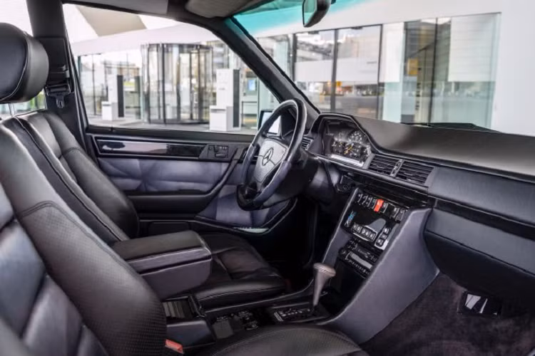 Đặc biệt, 14 chiếc 500 E đầu tiên đều được chế tạo thủ công, trước khi hãng bắt đầu sản xuất hàng loạt trên dây chuyền. Porsche đóng góp 90% trách nhiệm cho quá trình phát triển của 500 E, đồng thời giám sát hoàn toàn việc lắp ráp các bộ phận truyền động và các trang bị trên xe.