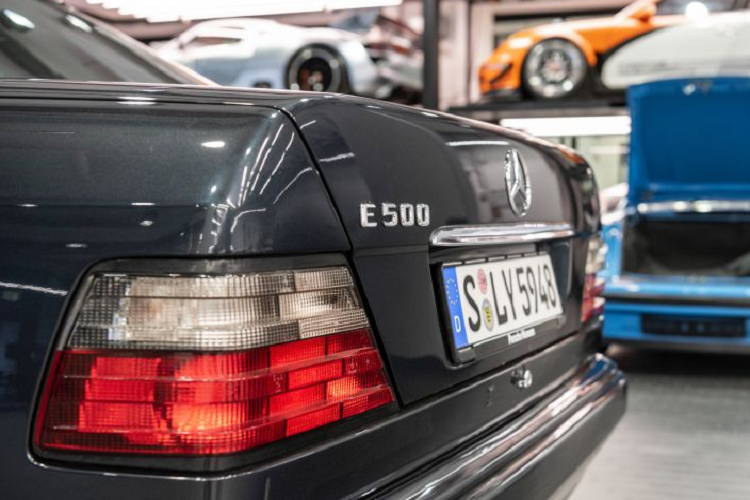 Năm 1988, Mercedes-Benz đã ký hợp đồng với Porsche nhằm phát triển một mẫu xe hiệu suất cao mang tên 500 E. Mẫu xe này được trang bị động cơ V8 5.0 L lấy từ 500 SL, sản sinh công suất 326 mã lực và mô-men xoắn cực đại 480 Nm.