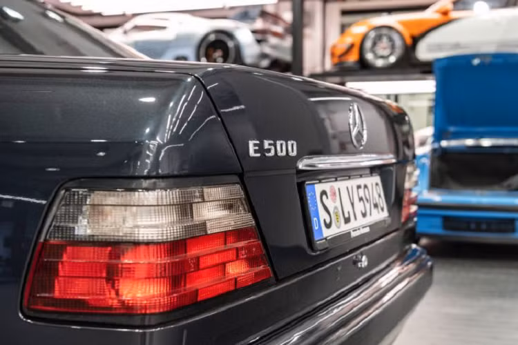 Năm 1988, Mercedes-Benz đã ký hợp đồng với Porsche nhằm phát triển một mẫu xe hiệu suất cao mang tên 500 E. Mẫu xe này được trang bị động cơ V8 5.0 L lấy từ 500 SL, sản sinh công suất 326 mã lực và mô-men xoắn cực đại 480 Nm.