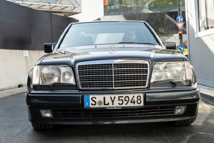 Được biết, hợp đồng này đến vào thời điểm Porsche đang trải qua sự sụt giảm doanh thu nghiêm trọng từ thị trường xuất khẩu. Hãng cũng không đáp ứng được các chỉ số hoạt động quan trọng, nên phải cắt giảm sản lượng.