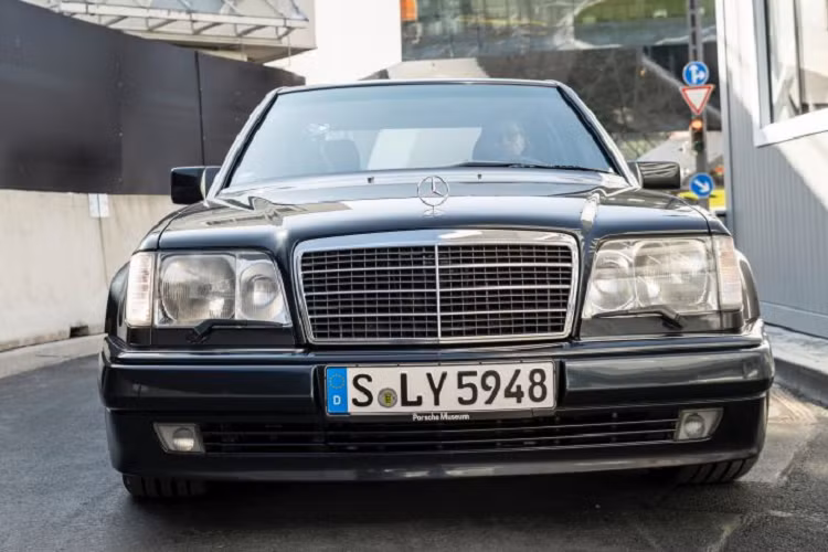 Được biết, hợp đồng này đến vào thời điểm Porsche đang trải qua sự sụt giảm doanh thu nghiêm trọng từ thị trường xuất khẩu. Hãng cũng không đáp ứng được các chỉ số hoạt động quan trọng, nên phải cắt giảm sản lượng.