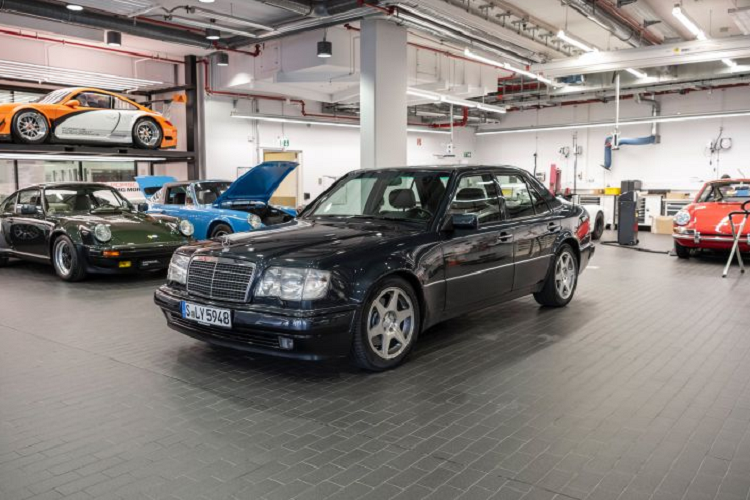 Theo ghi nhận, có chiếc 500 E được bán vào mùa xuân năm 1991, và đến năm 1995, khoảng 10.479 chiếc thuộc dòng này đã được chế tạo. Mẫu xe này chỉ có 4 chỗ ngồi vì vi sai quá lớn nên không có chỗ ở giữa cho hàng ghế sau.