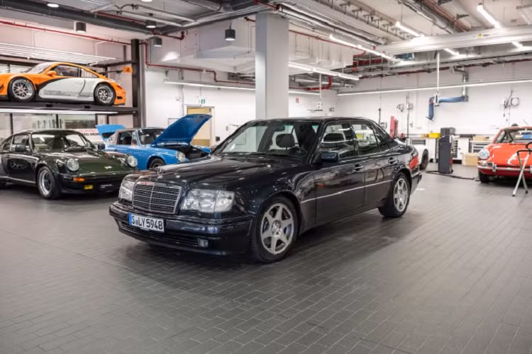 Theo ghi nhận, có chiếc 500 E được bán vào mùa xuân năm 1991, và đến năm 1995, khoảng 10.479 chiếc thuộc dòng này đã được chế tạo. Mẫu xe này chỉ có 4 chỗ ngồi vì vi sai quá lớn nên không có chỗ ở giữa cho hàng ghế sau.