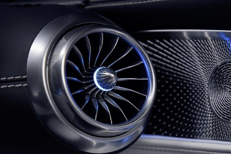 Trong khi đó, mặt cửa của xe được thiết kế như nối liền với mặt táp-lô, giúp nội thất trông chẳng khác nào khoang lái máy bay. Ở cả hai mặt cửa, bạn sẽ tìm thấy những nút chỉnh ghế và tay nắm cửa giống Mercedes-Benz EQS 2022. Tiếp đến là ốp kim loại của hệ thống âm thanh Burmester cao cấp.