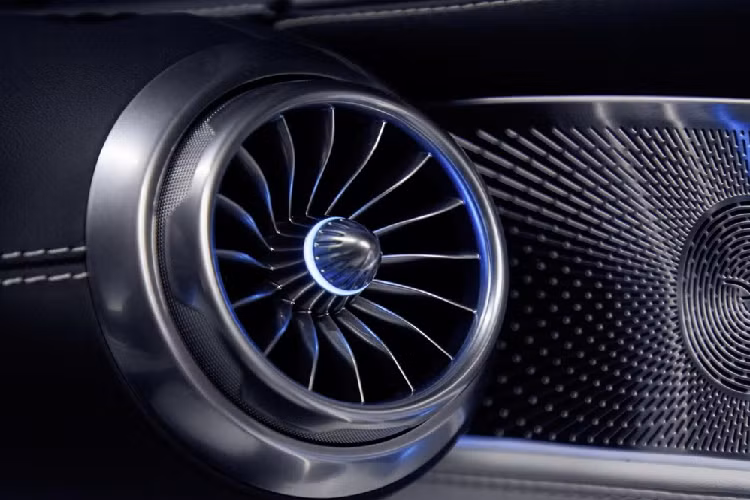 Trong khi đó, mặt cửa của xe được thiết kế như nối liền với mặt táp-lô, giúp nội thất trông chẳng khác nào khoang lái máy bay. Ở cả hai mặt cửa, bạn sẽ tìm thấy những nút chỉnh ghế và tay nắm cửa giống Mercedes-Benz EQS 2022. Tiếp đến là ốp kim loại của hệ thống âm thanh Burmester cao cấp.