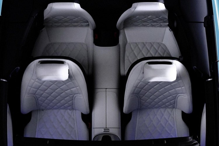 Điều đặc biệt là Mercedes-AMG SL 2022 được trang bị nội thất 4 chỗ với cấu hình 2+2 tương tự thế hệ cũ ra đời vào năm 1989. Theo nhà sản xuất, 2 ghế sau của xe không chỉ để làm cảnh mà vừa cho người cao đến 1,5 m. Nói cách khác, ghế sau của Mercedes-AMG SL 2022 phù hợp với trẻ em hơn là người trưởng thành. Nhờ đó, mẫu xe này phù hợp với gia đình hơn trước. Nếu muốn, người lái hoàn toàn thể dùng 2 ghế sau làm chỗ để đồ bổ sung.