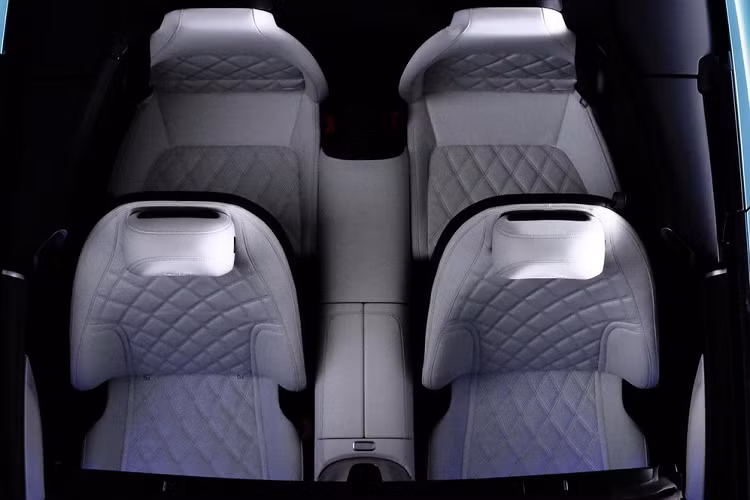 Điều đặc biệt là Mercedes-AMG SL 2022 được trang bị nội thất 4 chỗ với cấu hình 2+2 tương tự thế hệ cũ ra đời vào năm 1989. Theo nhà sản xuất, 2 ghế sau của xe không chỉ để làm cảnh mà vừa cho người cao đến 1,5 m. Nói cách khác, ghế sau của Mercedes-AMG SL 2022 phù hợp với trẻ em hơn là người trưởng thành. Nhờ đó, mẫu xe này phù hợp với gia đình hơn trước. Nếu muốn, người lái hoàn toàn thể dùng 2 ghế sau làm chỗ để đồ bổ sung.