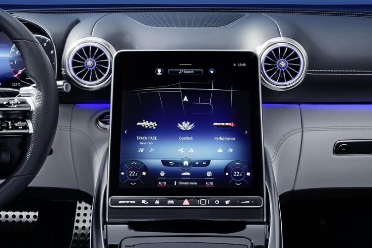 Cụm điều khiển trung tâm của Mercedes-AMG SL 2022 có thiết kế giống với những mẫu xe thể thao cùng thương hiệu khác như AMG GT hay GT 4-Door Coupe. Cụm điều khiển trung tâm này cũng được thiết kế tạo cảm giác liền mạch với màn hình thông tin giải trí của xe. Trên cụm điều khiển trung tâm còn có những nút bấm riêng để chỉnh một số tính năng cụ thể. Nhờ đó, người lái có thể dùng các phím chức năng trên vô lăng, nút bấm bên dưới màn hình cảm ứng hoặc chính màn hình trung tâm để chỉnh tính năng của xe.