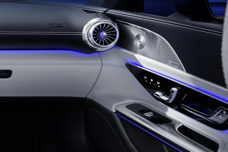 Ngoài ra, hãng xe sang Mercedes-Benz còn tích hợp một số tính năng mới cho mẫu xe mui trần hạng sang này. Những tính năng đó đều tập trung vào người lái như bảng đồng hồ kỹ thuật số với màn hình 12,3 inch, nằm trong hốc nhằm giảm tình trạng lóa vì ánh nắng mặt trời.