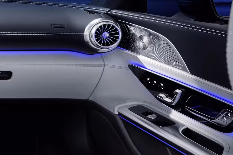 Ngoài ra, hãng xe sang Mercedes-Benz còn tích hợp một số tính năng mới cho mẫu xe mui trần hạng sang này. Những tính năng đó đều tập trung vào người lái như bảng đồng hồ kỹ thuật số với màn hình 12,3 inch, nằm trong hốc nhằm giảm tình trạng lóa vì ánh nắng mặt trời.