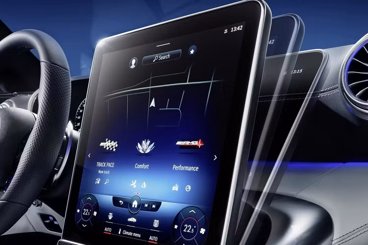 Bên cạnh đó là màn hình thông tin giải trí dạng cảm ứng 11,9 inch nằm dọc, có thể điều chỉnh điện để ngả về phía sau nhằm giúp người lái dễ quan sát hơn. Màn hình cảm ứng này kết nối với hệ thống thông tin giải trí Mercedes-Benz User Experience (MBUX) thế hệ thứ hai, tương tự S-Class mới.