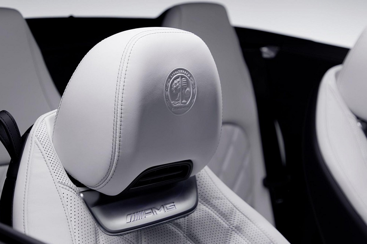 Không hổ là một mẫu xe sang nhà Mercedes-Benz, Mercedes-AMG SL 2022 được trang bị nội thất với những chất liệu cao cấp. Ghế của xe có thể được bọc bằng da Nappa 1 màu, phối 2 màu hoặc Dinamica với chỉ khâu màu tương phản. Thêm vào đó là hệ thống đèn viền nội thất Ambient Lighting 64 màu và màn hình hiển thị thông tin kính lái tùy chọn.