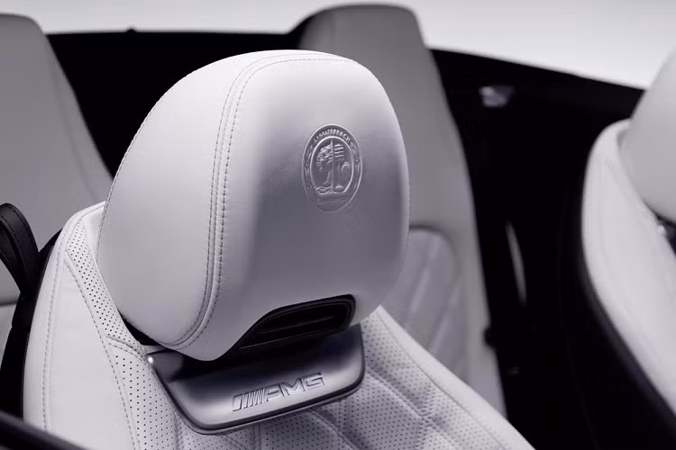 Không hổ là một mẫu xe sang nhà Mercedes-Benz, Mercedes-AMG SL 2022 được trang bị nội thất với những chất liệu cao cấp. Ghế của xe có thể được bọc bằng da Nappa 1 màu, phối 2 màu hoặc Dinamica với chỉ khâu màu tương phản. Thêm vào đó là hệ thống đèn viền nội thất Ambient Lighting 64 màu và màn hình hiển thị thông tin kính lái tùy chọn.