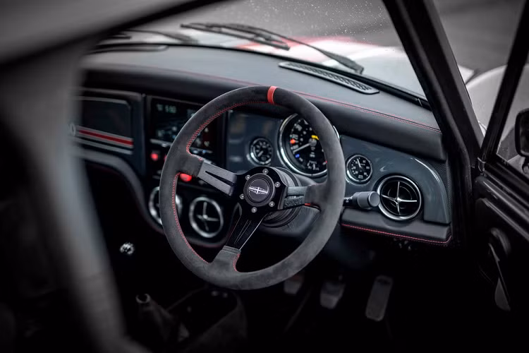 Được cho là chiếc Mini Remastered mạnh nhất từ trước đến nay, phiên bản này có động cơ 1.450 cc với bộ chế hòa khí SU đôi. Nó sản sinh công suất 125 mã lực và 153 Nm mô-men xoắn cực đại, thấp hơn một chút so với 134 mã lực và 220 Nm mô-men xoắn cực đại của chiếc Mini Cooper tiêu chuẩn mới. 