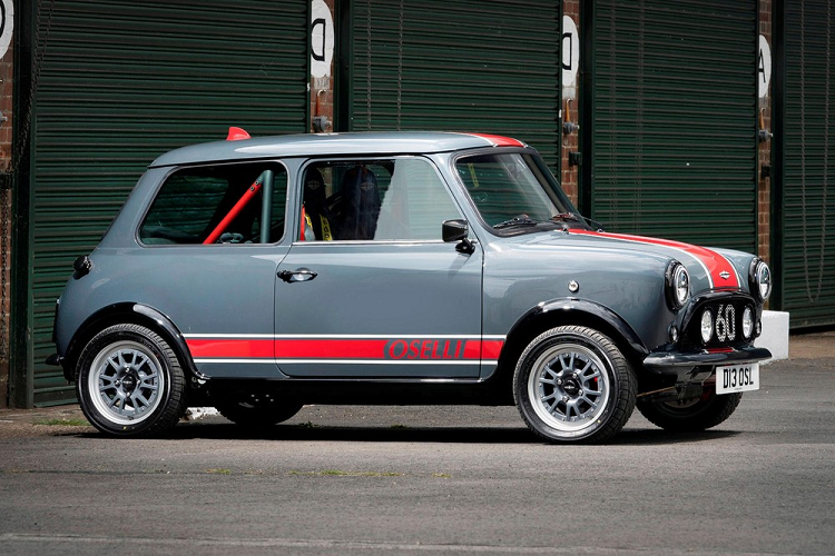 BMW đã tái hiện thành công phép màu của mẫu Mini nguyên bản khi ra mắt mẫu hatchback Mini Cooper hiện đại hồi năm 2000. Tuy nhiên, Mini đã tiếp tục phát triể kể từ đó, và đối với một số người, không gì bằng được xe nguyên bản. Vậy nếu như mẫu Mini kinh điển thời xưa bỗng được hồi sinh với đủ sức mạnh ngang ngửa Cooper 2021 thì sao? Đó chính là mẫu xe Mini Remastered Oselli Edition hấp dẫn trong bài viết này.