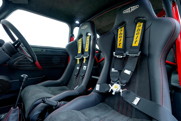 Tuy nhiên, Mini Remastered có trọng lượng tương đối nhẹ nên sẽ chỉ mất 7,8 giây để gia tốc từ 0-100 km/h (Cooper mới có thời gian 0-96 km/h là 7,7 giây).