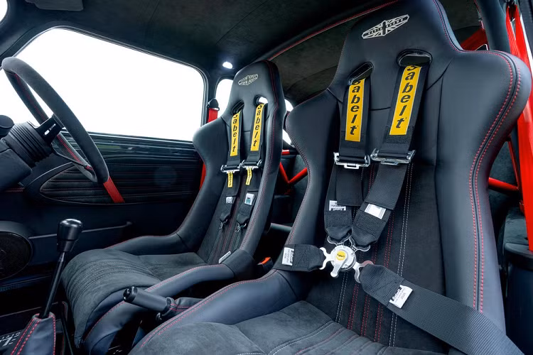 Tuy nhiên, Mini Remastered có trọng lượng tương đối nhẹ nên sẽ chỉ mất 7,8 giây để gia tốc từ 0-100 km/h (Cooper mới có thời gian 0-96 km/h là 7,7 giây).